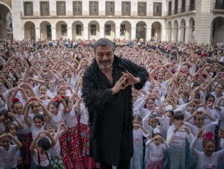 El bailaor y actor español, Antonio Canales participa este sábado con motivo de la semana de la danza en Santander realizando un flashmob en la Plaza Porticada. EFE/ Román G. Aguilera