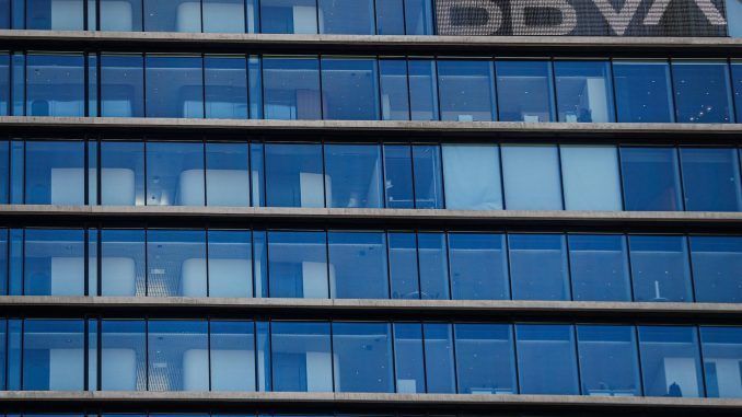 Fachada de la sede corporativa del BBVA, en una fotografía de archivo. EFE/Emilio Naranjo
