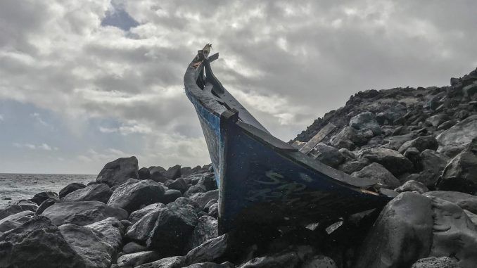 Foto de archivo de los restos de una barcaza que se estrelló contra las rocas de una playa española. EFE/ Gelmert Finol
