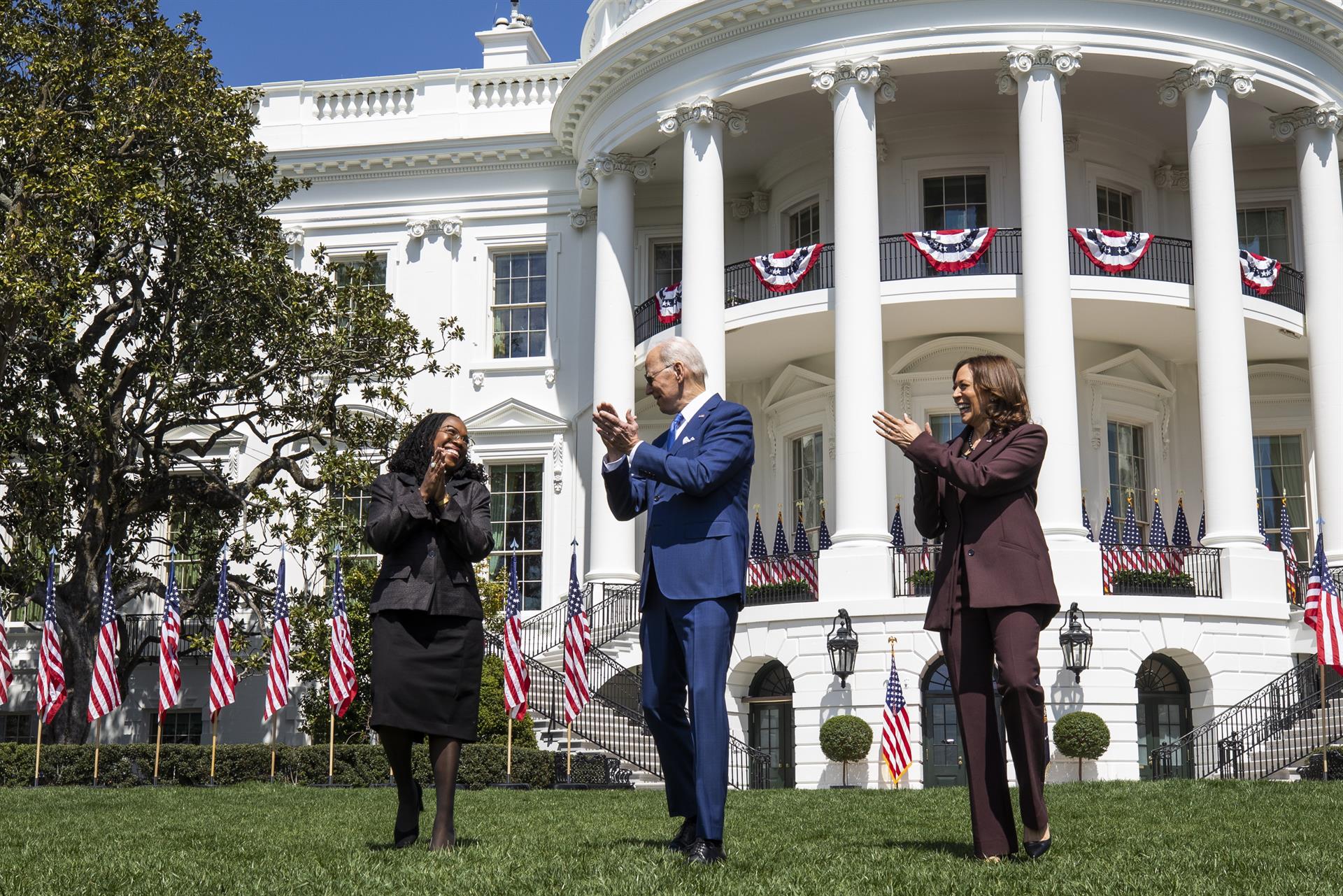 El presidente de EE.UU., Joe Biden (centro), y la vicepresidenta estadounidense, Kamala Harris (derecha), acompañan a la jueza del Tribunal Supremo Ketanji Brown Jackson (izquierda), durante una ceremonia tras su histórica confirmación en el Senado en la Casa Blanca en Washington, este 8 de abril de 2022. EFE/Jim Lo Scalzo/Piscina
