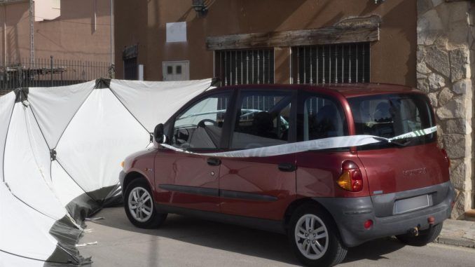 Vehículo precintado por la Guardia Civil en Nohales (Cuenca) tras el asesinato de este lunes. EFE/José del Olmo
