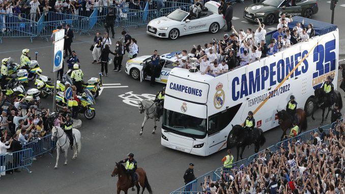 Los jugadores del Real Madrid llegan a la plaza de Cibeles, en Madrid, para celebrar el campeonato de Liga tras vencer al RCD Espanyol en el partido disputado en el estadio Santiago Bernabéu. EFE/Juan Carlos Hidalgo
