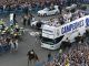 Los jugadores del Real Madrid llegan a la plaza de Cibeles, en Madrid, para celebrar el campeonato de Liga tras vencer al RCD Espanyol en el partido disputado en el estadio Santiago Bernabéu. EFE/Juan Carlos Hidalgo