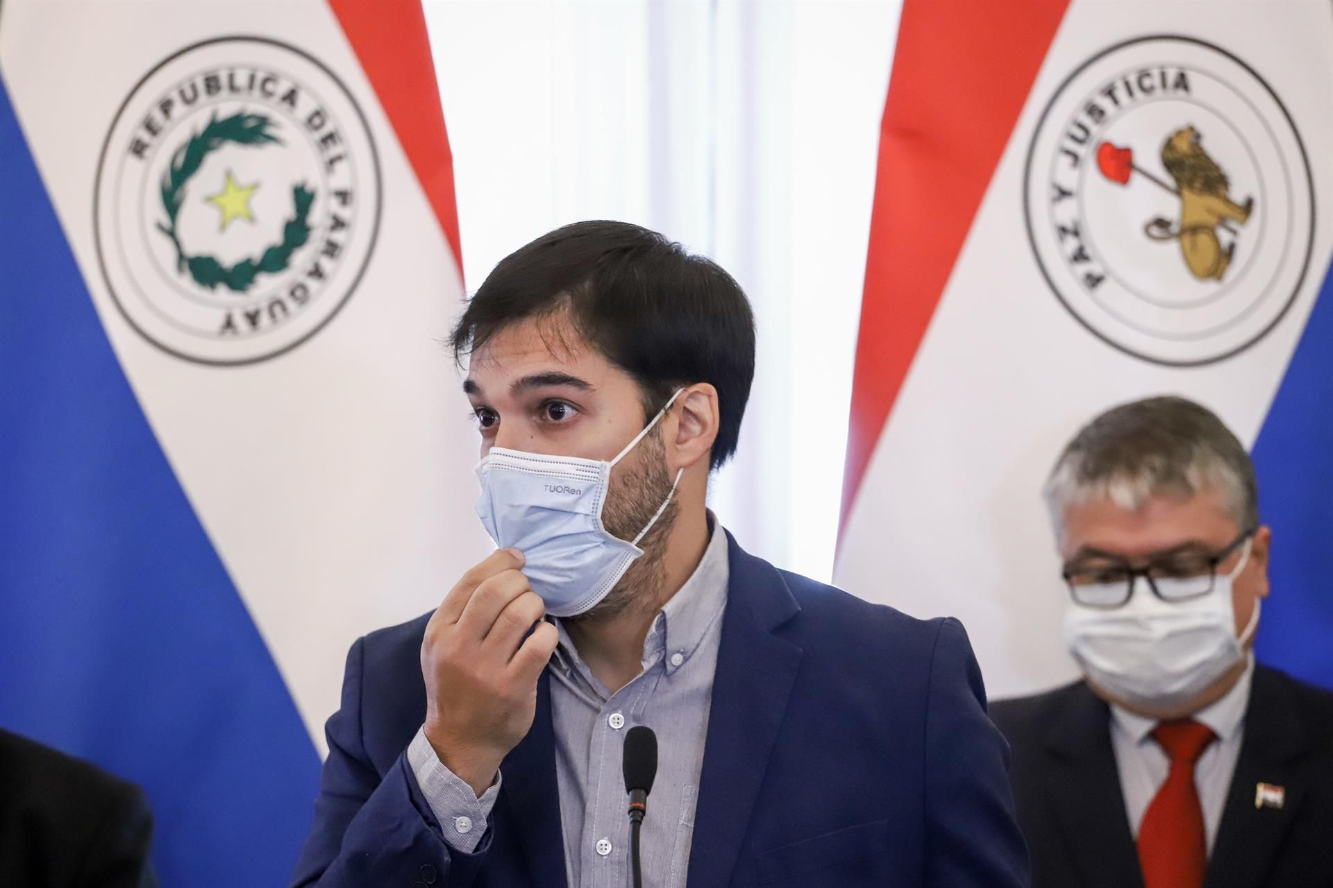 Guillermo Sequera, director de Vigilancia Sanitaria del ministerio de Salud de Paraguay, habla durante una rueda de prensa en el Palacio de Gobierno en Asunción (Paraguay). EFE/ Nathalia Aguilar
