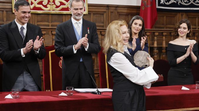 La actriz hispanoargentina Cecilia Roth (c) sonríe tras recoger el Premio Cervantes en nombre de la escritora uruguaya Cristina Peri Rossi de manos de los reyes Felipe VI y Letizia, en presencia del presidente del Gobierno español, Pedro Sánchez (i), y la presidenta de la Comunidad de Madrid, Isabel Díaz Ayuso (d), durante la ceremonia de entrega del galardón este viernes en el Paraninfo de la Universidad de Alcalá de Henares. EFE/Ballesteros POOL
