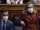 La vicepresidenta primera y ministra de Asuntos Económicos, Nadia Calviño (i), junto con el presidente de Gobierno, Pedro Sánchez (i) durante la sesión de control al Gobierno, este miércoles, en el Congreso de los Diputados. EFE/Emilio Naranjo