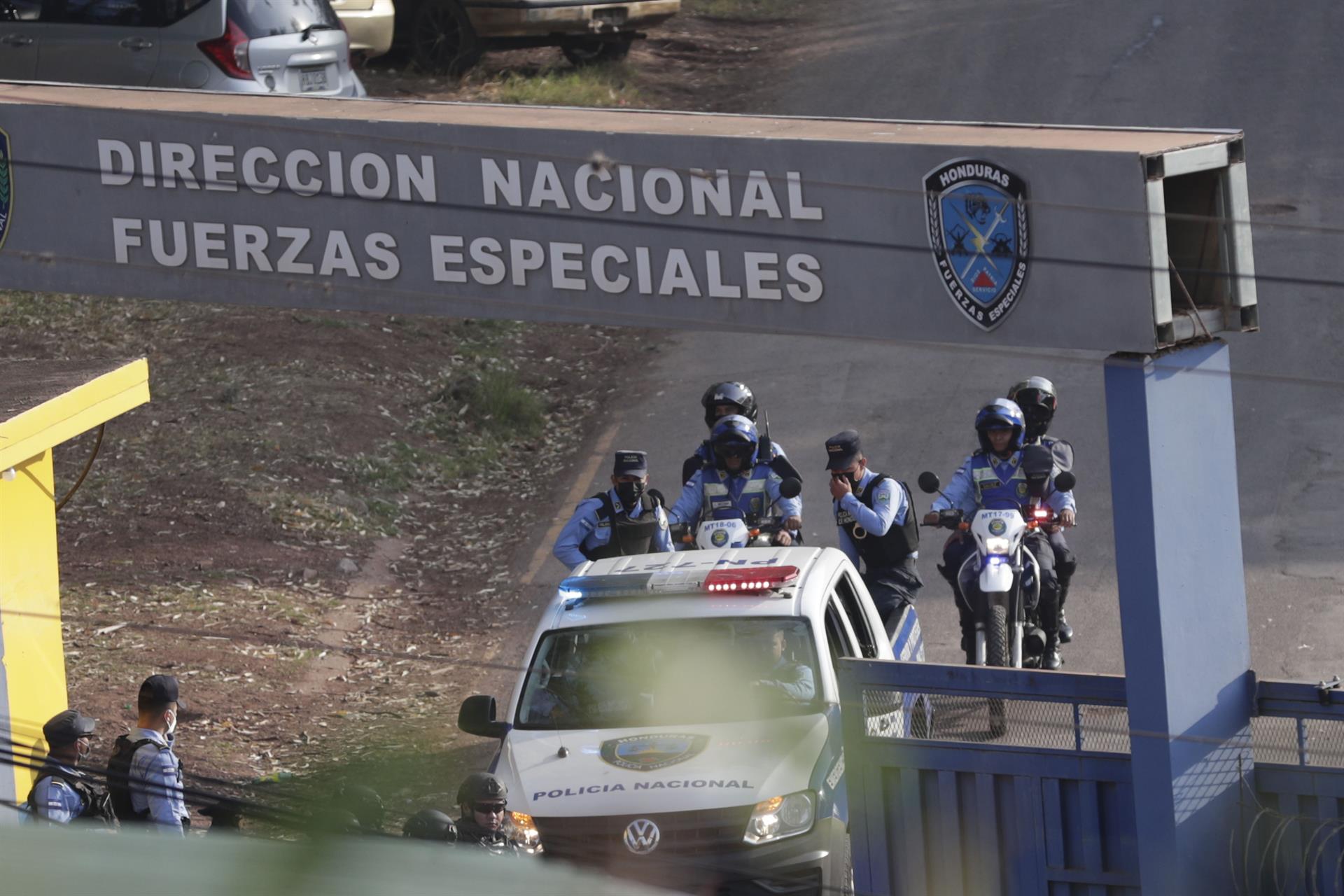 Fotografía de una caravana de vehículos de la Policía Nacional, durante un simulacro relacionado con la extradición del expresidente Juan Orlando Hernández (2014-2022) a EE.UU., en Tegucigalpa (Honduras), este 20 de abril de 2022. EFE/Gustavo Amador
