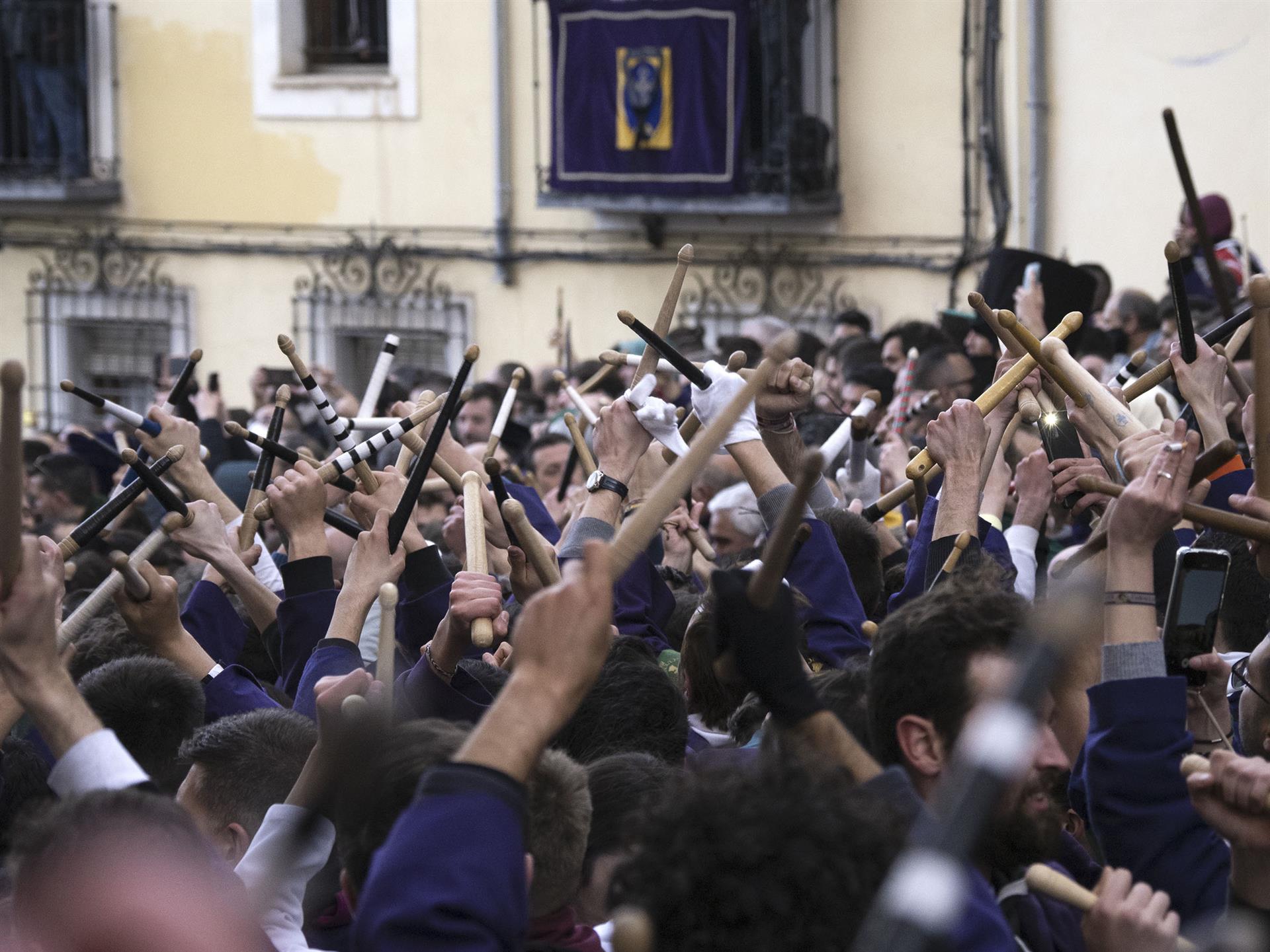 Las Turbas delante de Jesús Camino del Calvario, durante su procesión este viernes, en Cuenca. EFE/ José del Olmo
