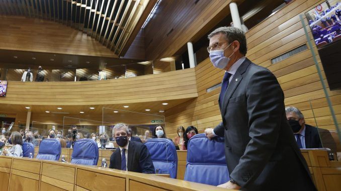 El presidente de la Xunta, Alberto Núñez Feijóo al comienzo del pleno del Parlamento de Galicia para responder a las preguntas de la oposición este martes en Santiago de Compostela. EFE/Lavandeira jr
