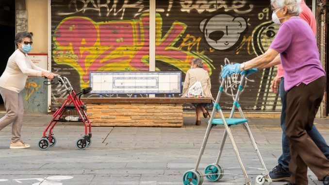 Varias personas de edad avanzada pasean en Sevilla, en una fotografía de archivo. EFE/Raúl Caro