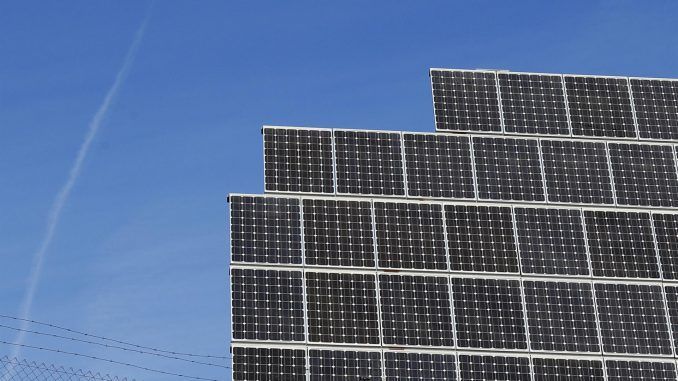 Vista de unas placas solares en un parque fotovoltaico. EFE/Javier Cebollada