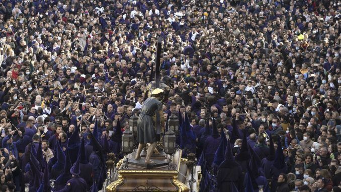 El paso de Nuestro Padre Jesús Nazareno (de "El Salvador"), durante la procesión del Camino del Calvario, este viernes en la Plaza Mayor de Cuenca. EFE/ José Del Olmo
