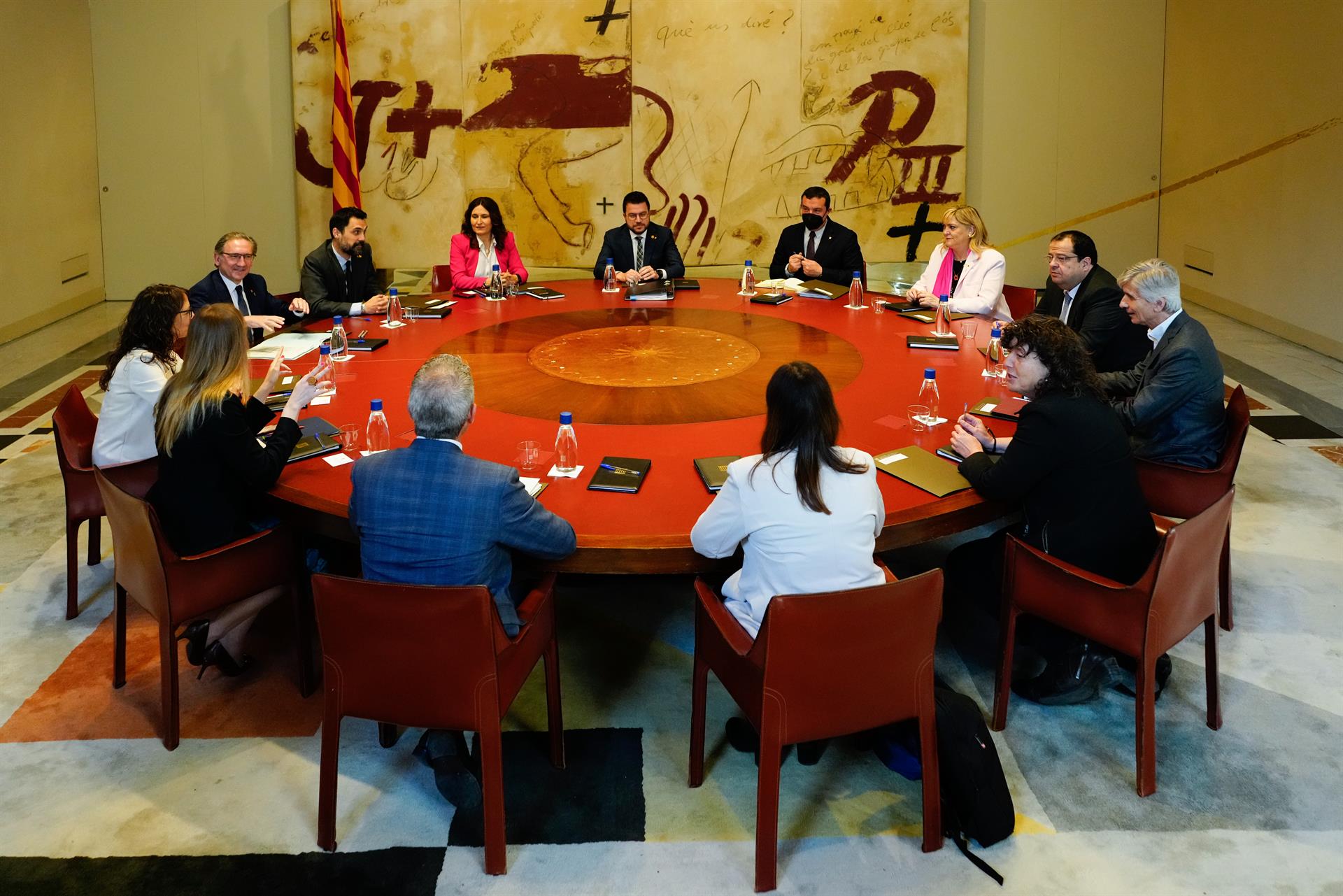 Aspecto de la reunión semanal del gobierno catalán que se ha celebrado este martes en plena polémica por el espionaje telefónico a políticos y activistas catalanes. EFE/Enric Fontcuberta
