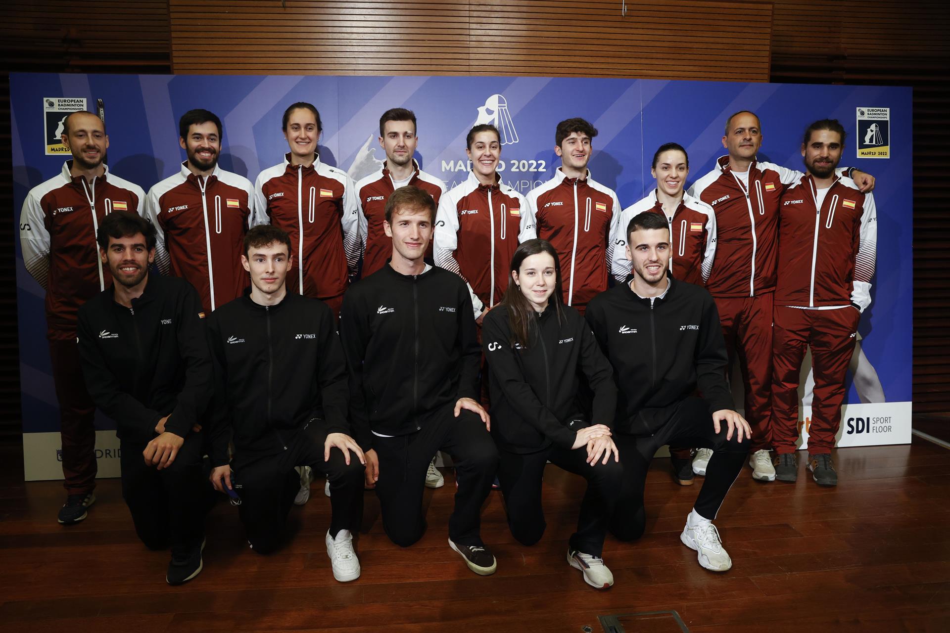 La jugadora de bádminton Carolina Marín (c) junto a otros deportistas posa para la foto de familia durante la presentación de los campeonatos de Europa de bádminton que se disputarán del 25 al 30 de abril en la pista madrileña de Gallur. EFE/Juan Carlos Hidalgo
