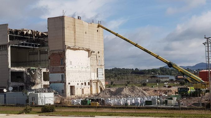 Vista general del desmantelamiento del Edificio de Turbina de la planta de la central nuclear José Cabrera, este viernes en Almonacid de Zorita (Guadalajara).- EFE/Beatriz Retuerta
