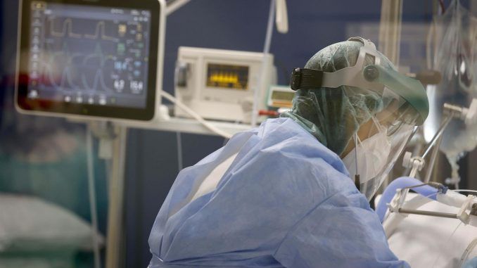 Imagen de archivo de una Unidad de Críticos en un hospital. EFE/LUIS TEJIDO
