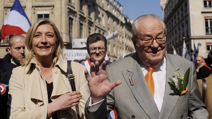 Jean-Marie Le Pen junto a su hija Marine Le Pen en foto de archivo. EFE/Yoan Valat
