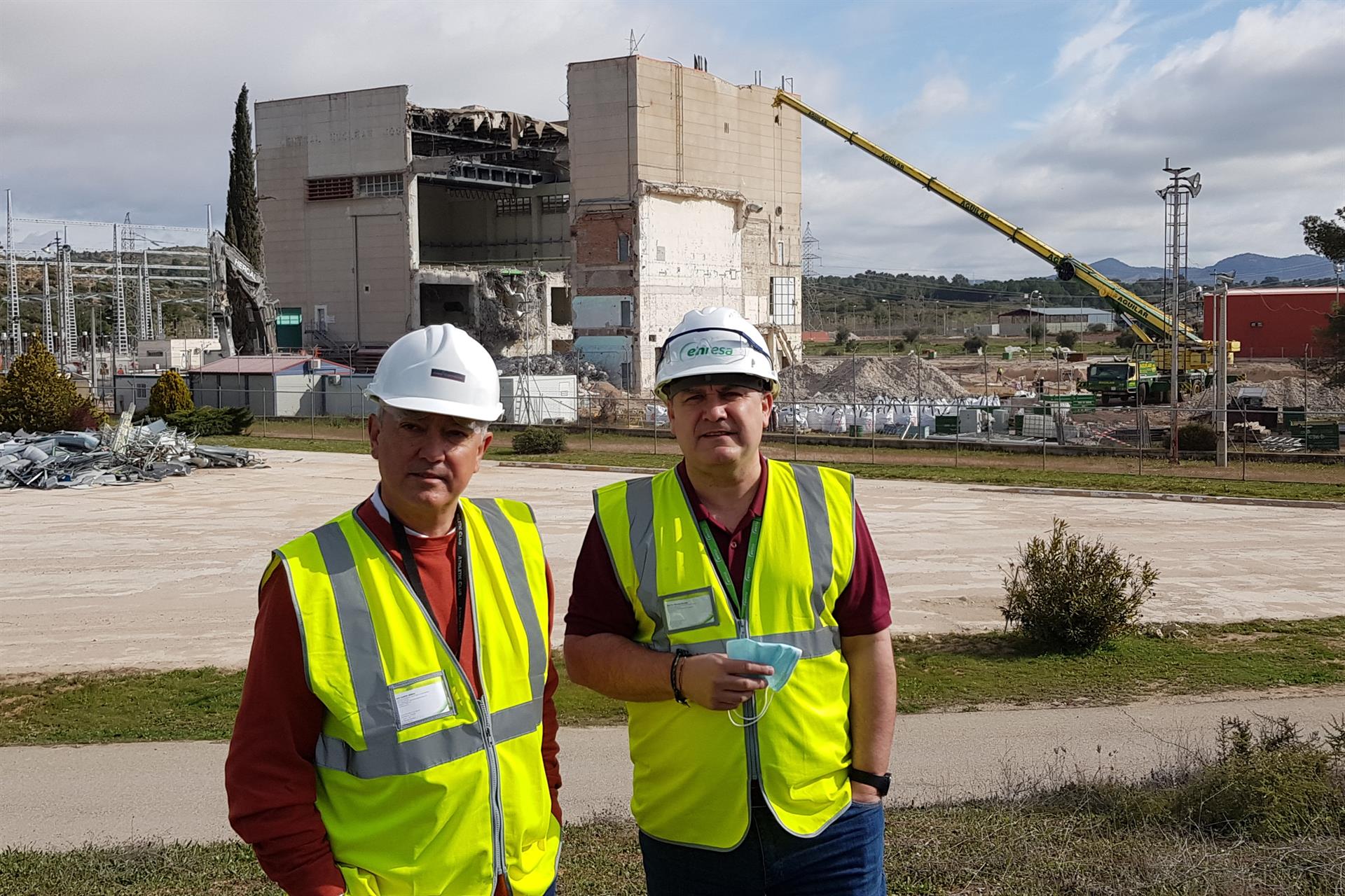 José Campos, director técnico del desmantelamiento (i) y el director del desmantelamiento, Manuel Ondaro del Pino, durante el desmantelamiento del Edificio de Turbina de la planta de la central nuclear José Cabrera, este viernes en Almonacid de Zorita (Guadalajara). EFE/Beatriz Retuerta
