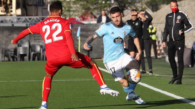 El defensa del Celta Javi Galán (d) pugna por un balón con Damián Suárez, defensa uruguayo del Getafe, durante el partido correspondiente a la jornada 33 de LaLiga entre el Celta de Vigo y el Getafe CF, este miércoles en el estadio Balaidos de Vigo. EFE / Salvador Sas
