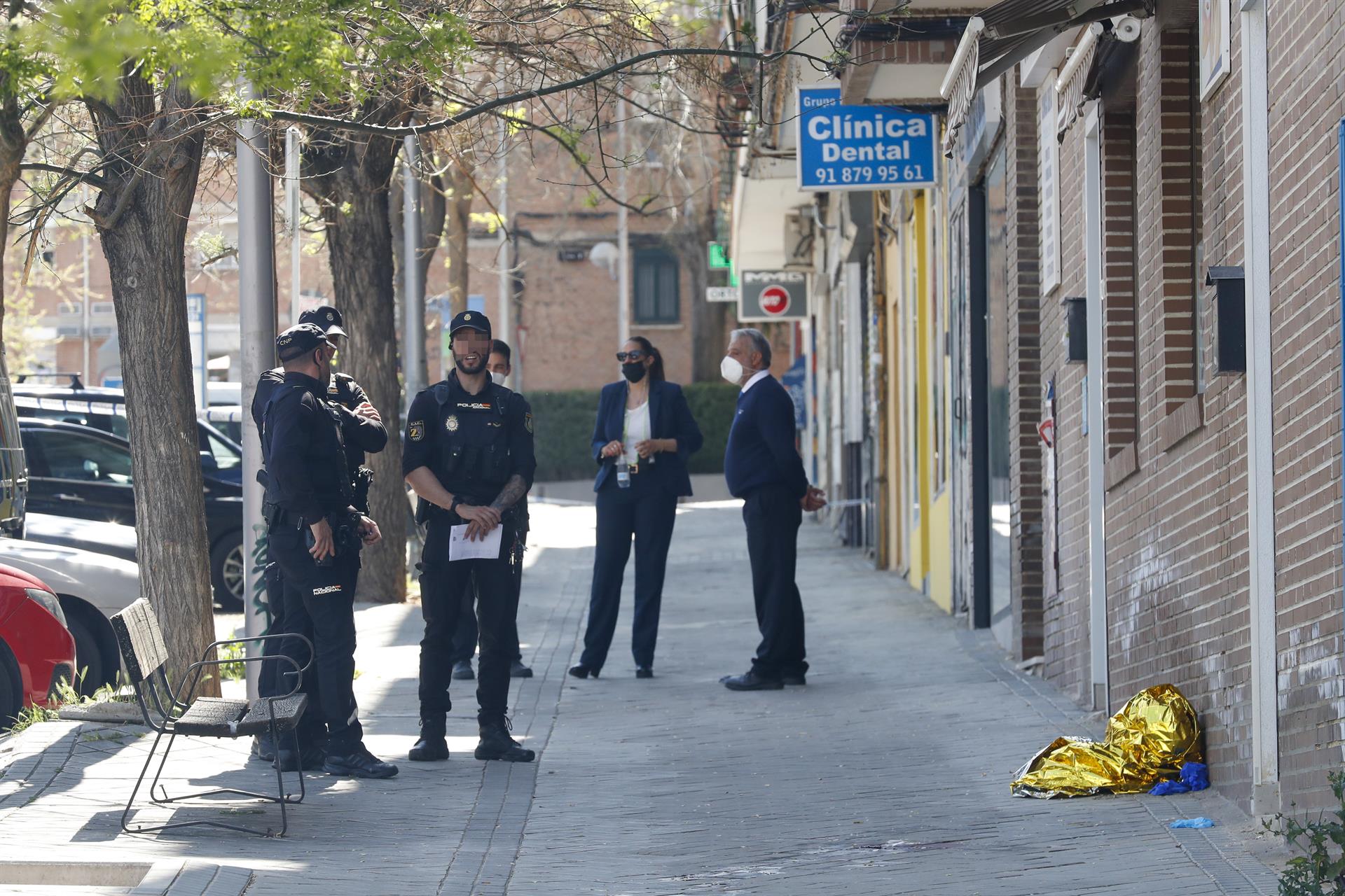 Unos policías vigilan la entrada de un edificio de viviendas de la calle Ronda de Don Bosco en el barrio de Carabanchel en Madrid donde, presuntamente, una mujer de 56 años ha asesinado a puñaladas a una de sus vecinas, de 84, y luego se ha suicidado, este lunes. Ambas fallecidas eran pacientes psiquiátricas. EFE/Javier Lizón
