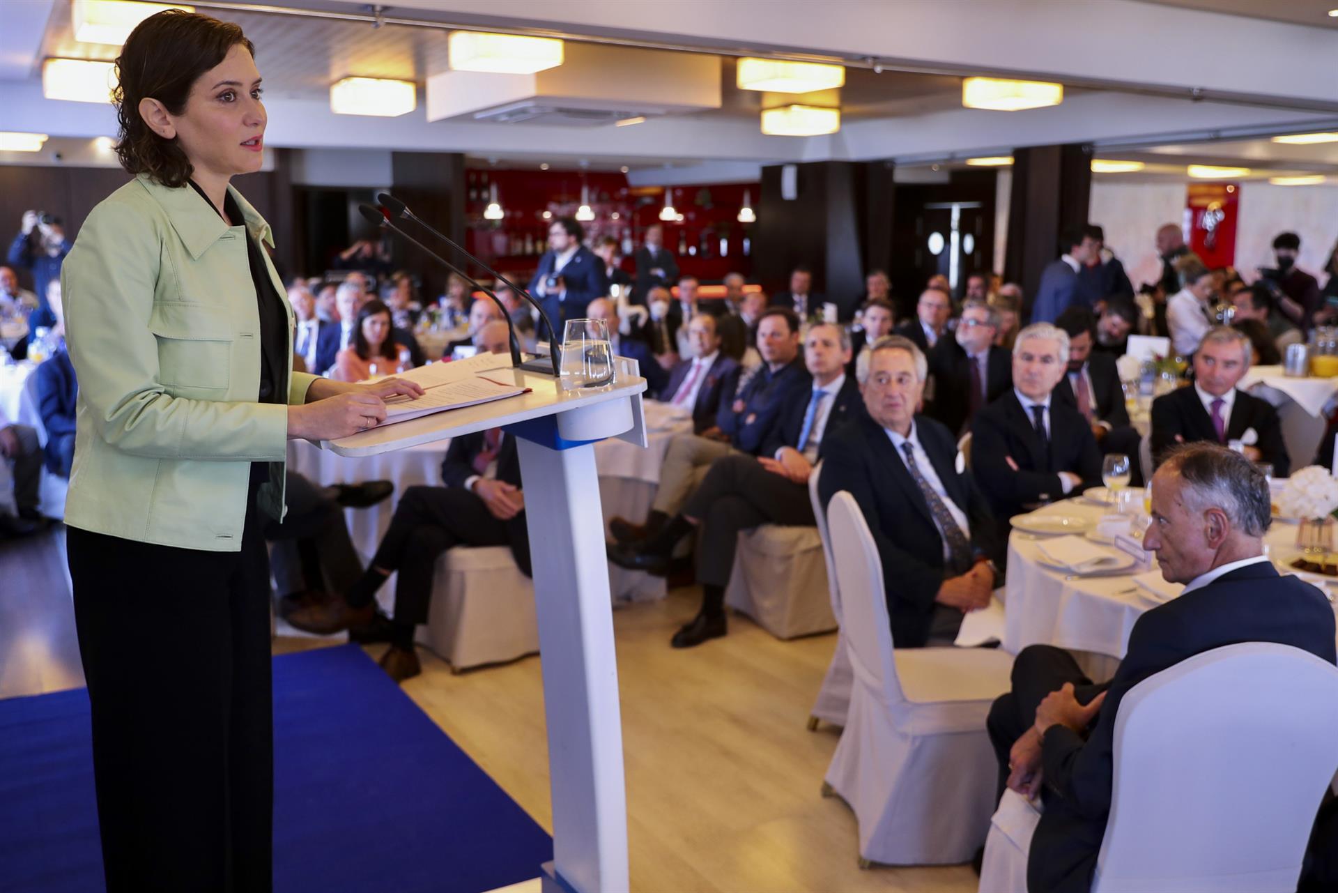 La presidenta de la Comunidad de Madrid, Isabel Díaz Ayuso participa este viernes en un encuentro coloquio con empresarios y autónomos asturianos organizado por el PP de Asturias.EFE/J.L. Cereijido
