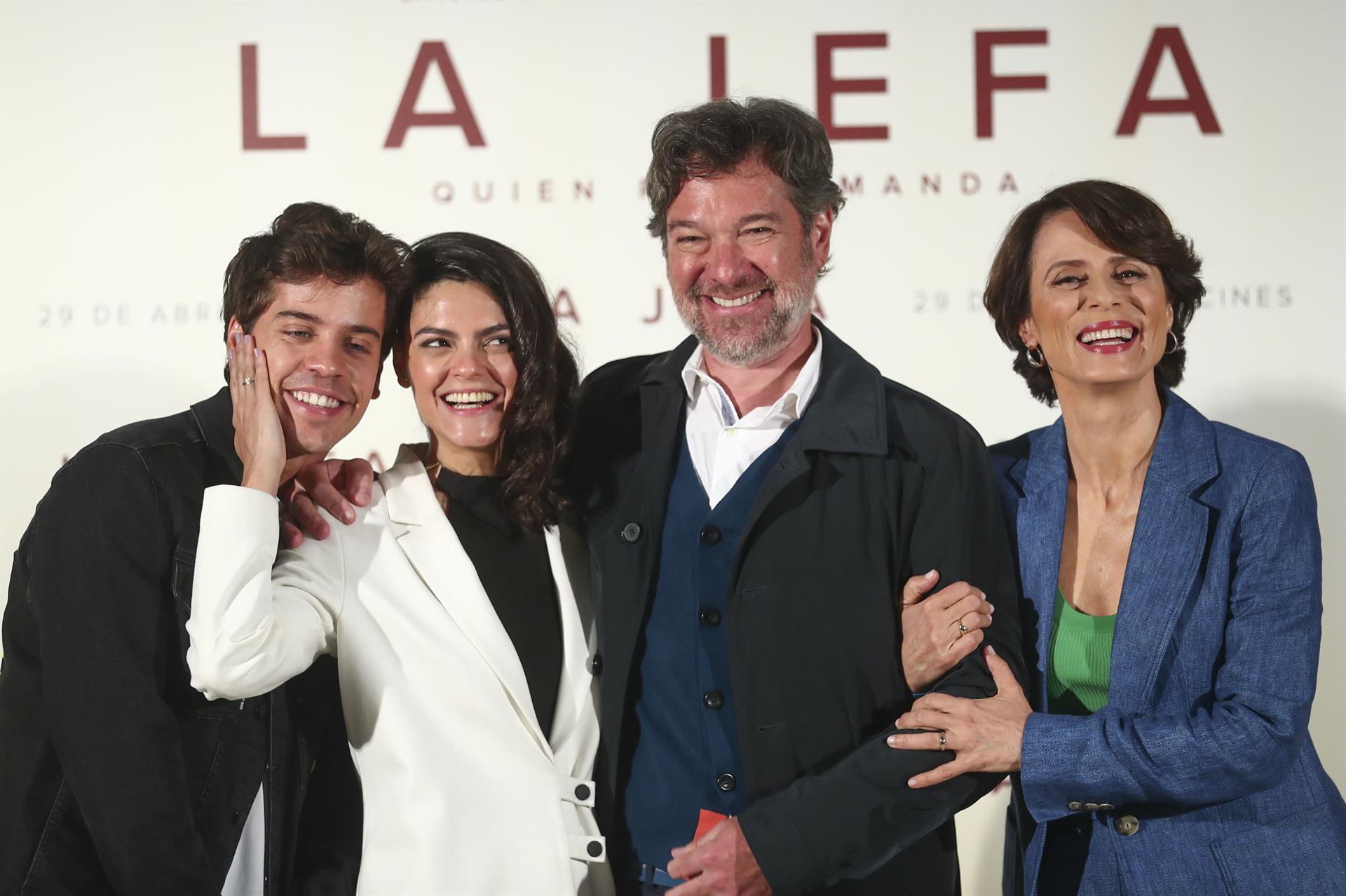 Los actores Belén Sanz (2i), Alex Pastrana (i) y Aitana Sánchez-Gijón (d) posan con el director Fran Torres (2d) durante la presentación de la película 'La Jefa' en Madrid este miércoles. EFE/ Miguel Osés
