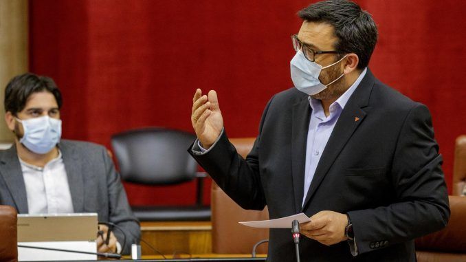 El portavoz adjunto del grupo parlamentario de Adelante Andalucía, Guzmán Ahumada, durante una intervención. EFE/Archivo
