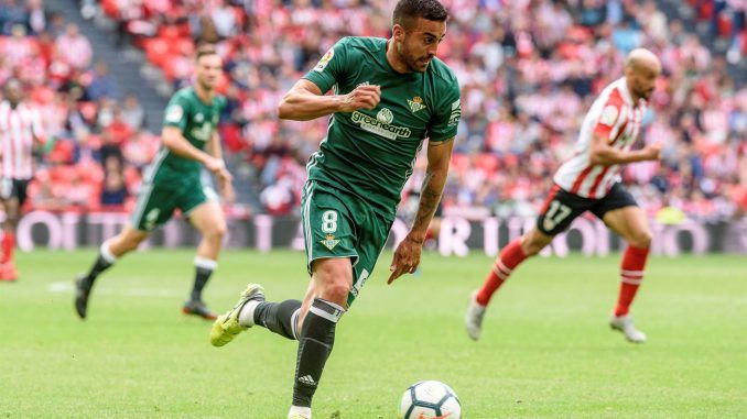 Víctor Camarasa, en un partido de LaLiga del Betis ante el Athletic Club en el estadio de San Mamés. EFE/Archivo
