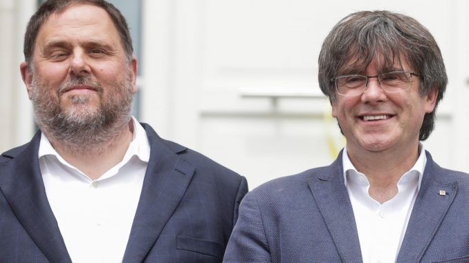 El expresidente de la Generalitat de Cataluña Carles Puigdemont (d), junto al líder de ERC Oriol Junqueras (i), en una fotografía de archivo. EFE/EPA/STEPHANIE LECOCQ
