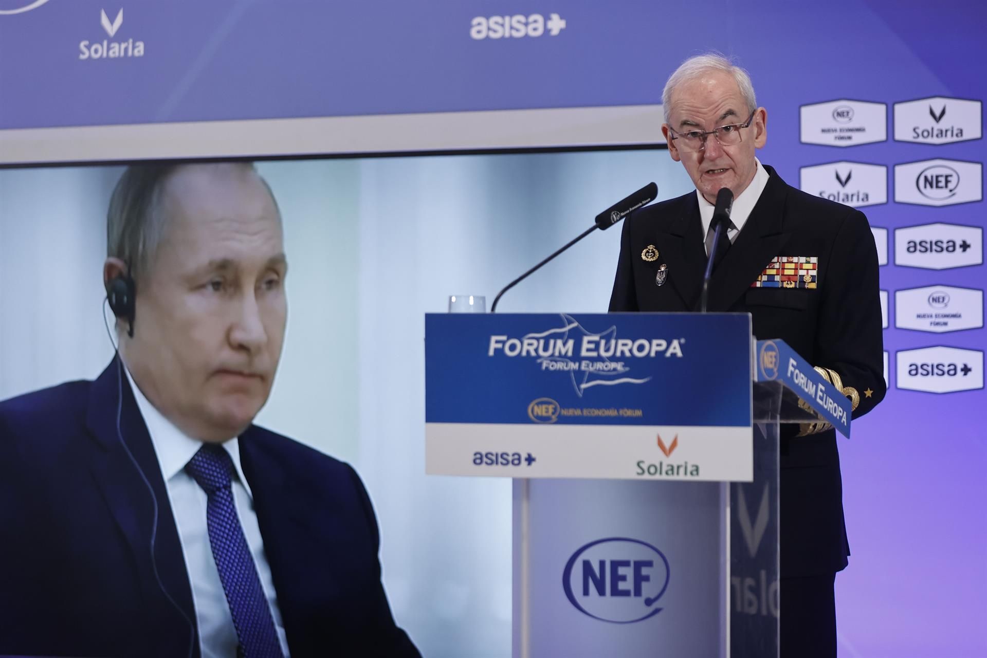 El jefe del Estado Mayor de la Defensa, el almirante general Teodoro López Calderón, interviene en un desayuno informativo organizado por Nueva Economía Fórum este martes en un hotel madrileño. EFE/ Emilio Naranjo
