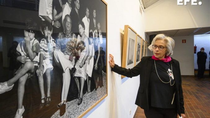 La fotógrafa gaditana Ana Torralva, considerada una de las mejores retratistas de España, posa junto a una de sus imágenes que forman de la doble exposición fotográfica "Teoría y Juego del Duende" y "El Cante y la Mina". EFE/Miguel Ángel Molina
