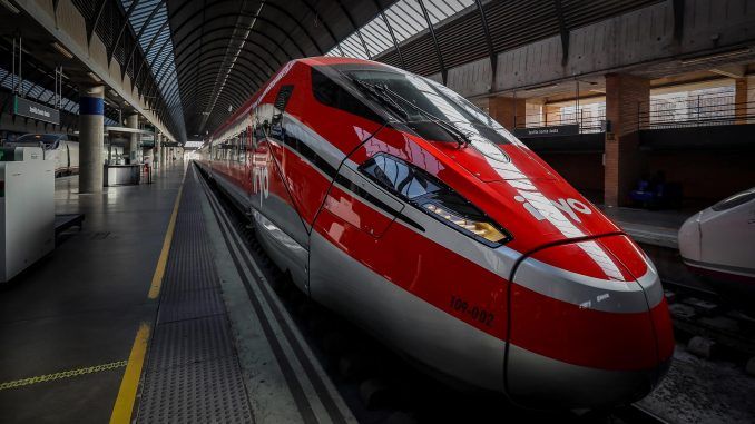 Tren de alta velocidad bautizado como ""Flecha roja"" de iryo en la Estación de Santa Justa, en una fotografía de archivo. EFE/Jose Manuel Vidal.
