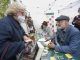 El escritor Fernando Aramburu firma ejemplares de sus libros con motivo de la celebración de Sant Jordi en Barcelona este sábado. EFE/ Marta Pérez