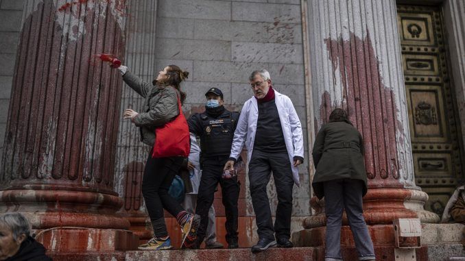 Protesta del grupo Scientist Rebellion en la Puerta de los Leones del Congreso de los Diputados. EFE/Rodrigo Jiménez
