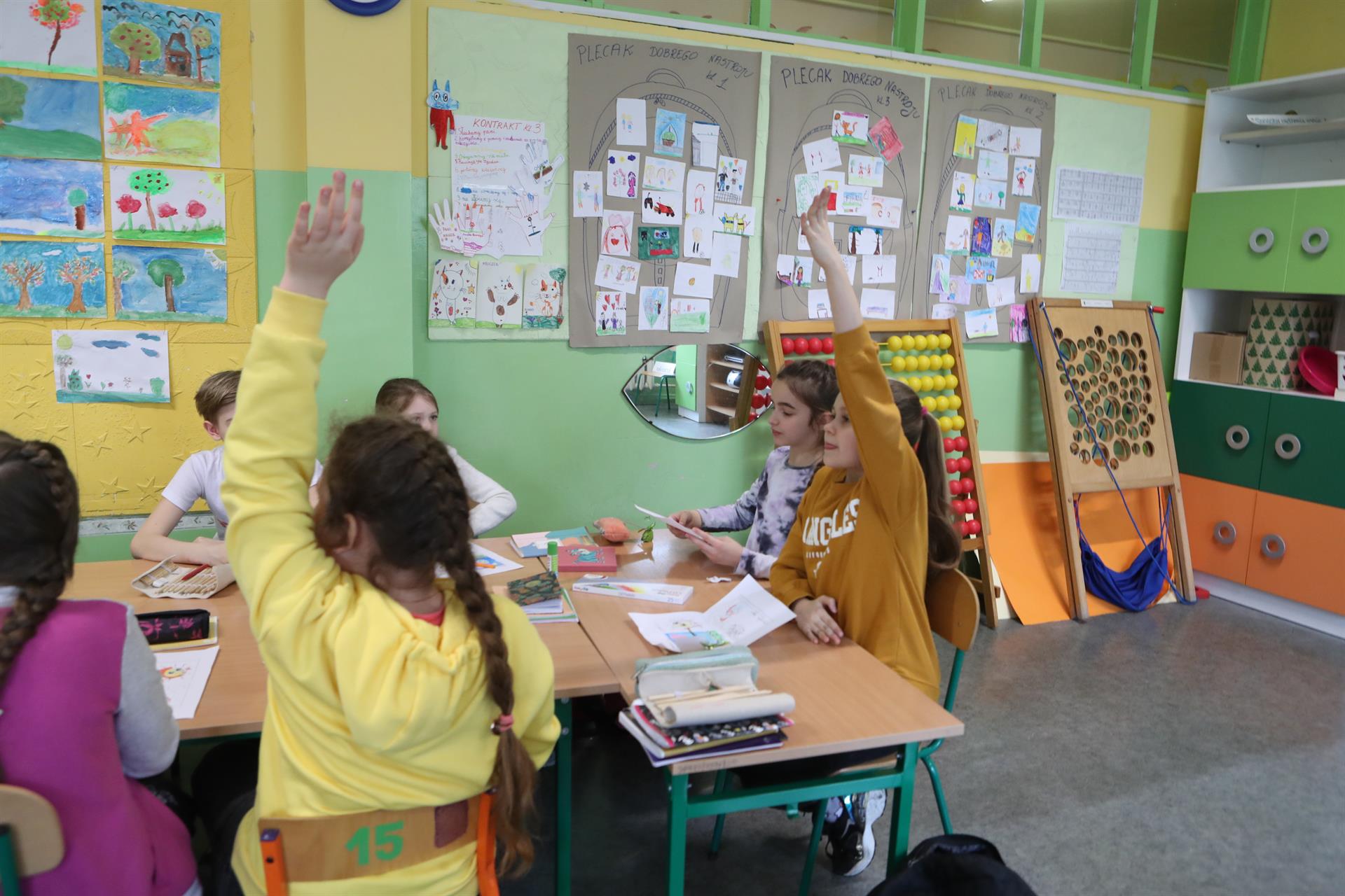 Niños ucranianos refugiados asisten a clase en una escuela de primaria de Lodz, Polonia. EFE/EPA/ROMAN ZAWISTOWSKI
