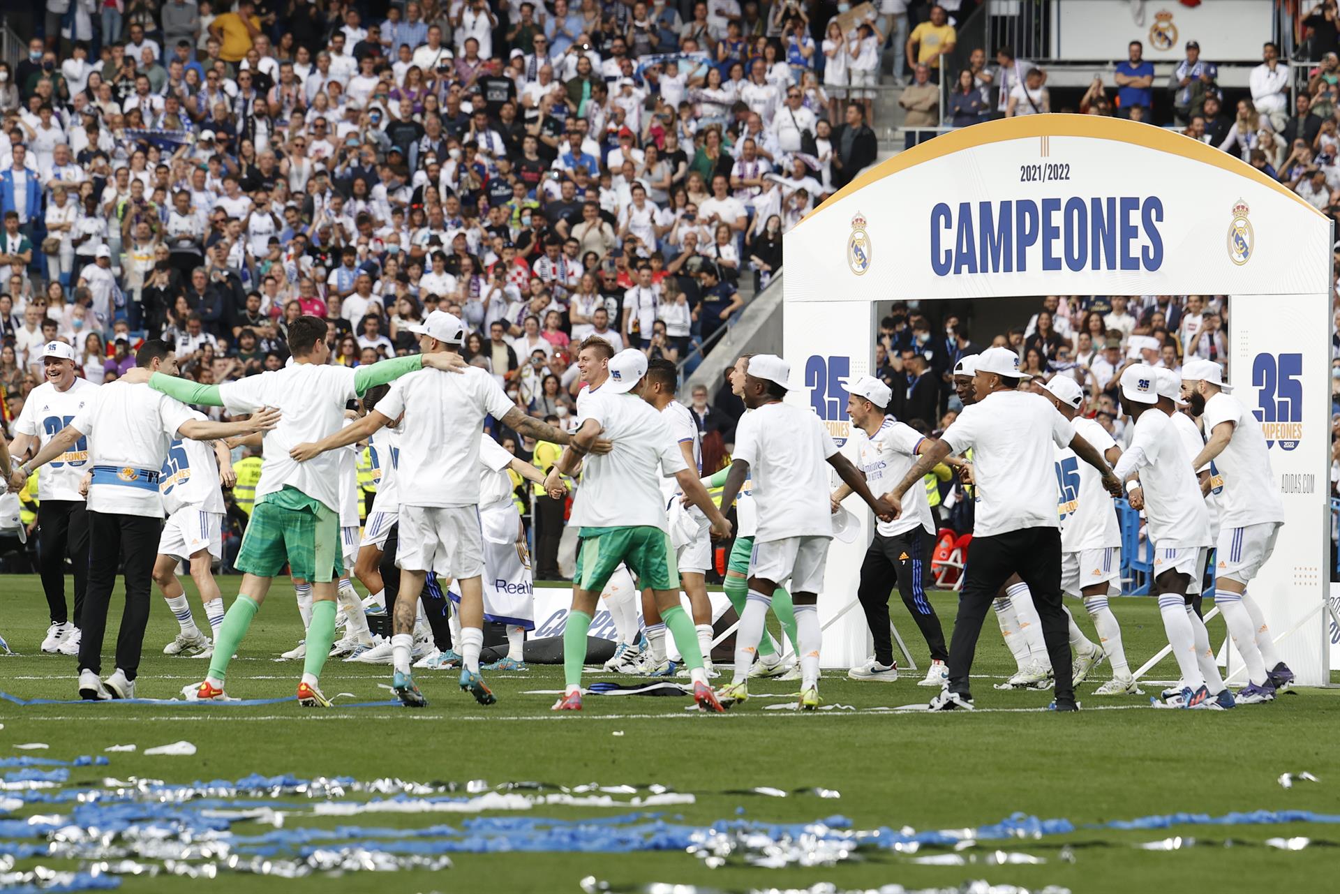 Los jugadores del Real Madrid celebran el título de Liga, al término del partido de Liga en Primera División ante el RCD Espanyol que han disputado en el estadio Santiago Bernabéu, en Madrid. EFE/Chema Moya
