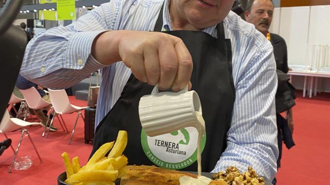 Alfonso Menéndez, de la sidrería La Manzana de Oviedo, posa con el cachopo elegido como el mejor de España en el concurso celebrado en Salón Gourmets, este lunes en Madrid. El cachopo está elaborado con ternera asturiana, jamón serrano, quesos vidiago y de oscos, y regado con salsa de cabrales y se ha impuesto a otros once finalistas. EFE/Pilar Salas
