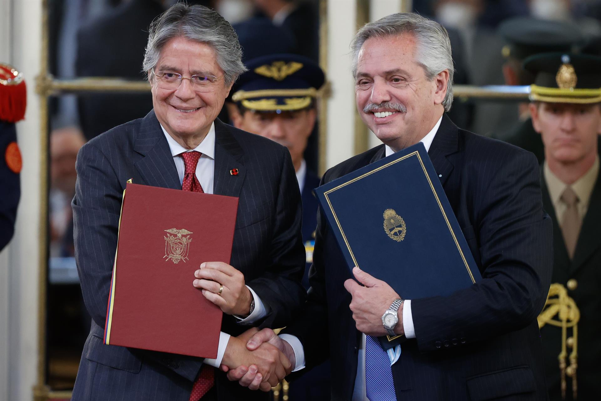 El presidente de Argentina, Alberto Fernández (d), y su homólogo de Ecuador, Guillermo Lasso (i), posan para durante una declaración conjunta ante los medios de comunicación tras una reunión privada en la Casa Rosada, sede del Ejecutivo en Buenos Aires (Argentina). EFE/Juan Ignacio Roncoroni
