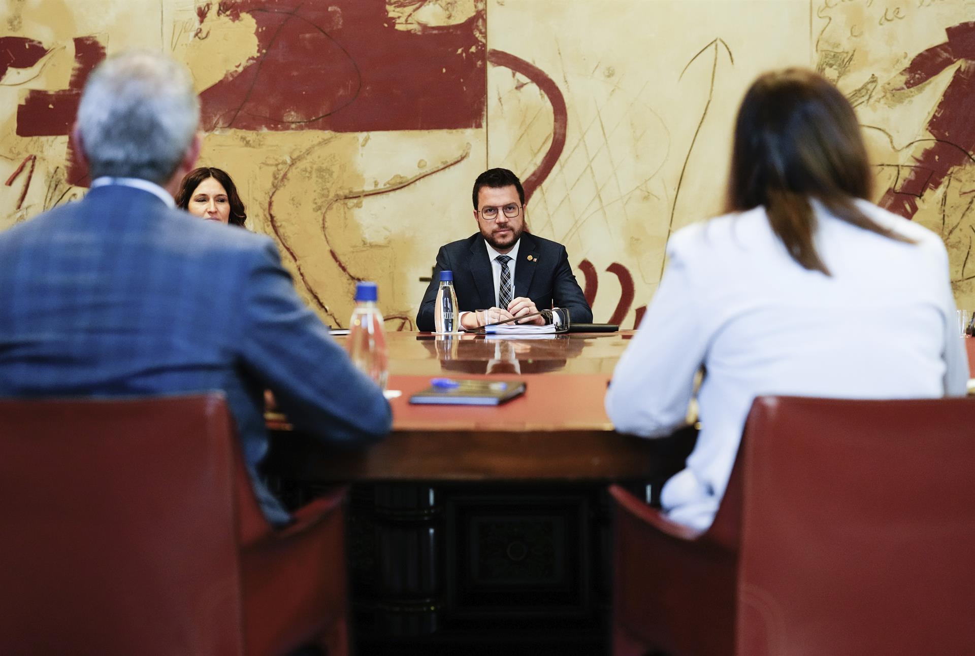 El presidente de la Generalitat, Pere Aragonès, durante la reunión semanal del gobierno catalán que se ha celebrado este martes en plena polémica por el espionaje telefónico a políticos y activistas catalanes. EFE/Enric Fontcuberta
