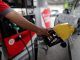 Un hombre dispensa combustible en una gasolinera, en una fotografía de archivo. EFE/Bienvenido Velasco