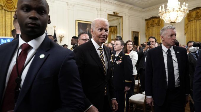 El presidente de Estados Unidos, Joe Biden (c), es visto en el East Room de la Casa Blanca en Washington (EE.UU.), este 27 de abril de 2022. EFE/EPA/Yuri Gripas/Pool
