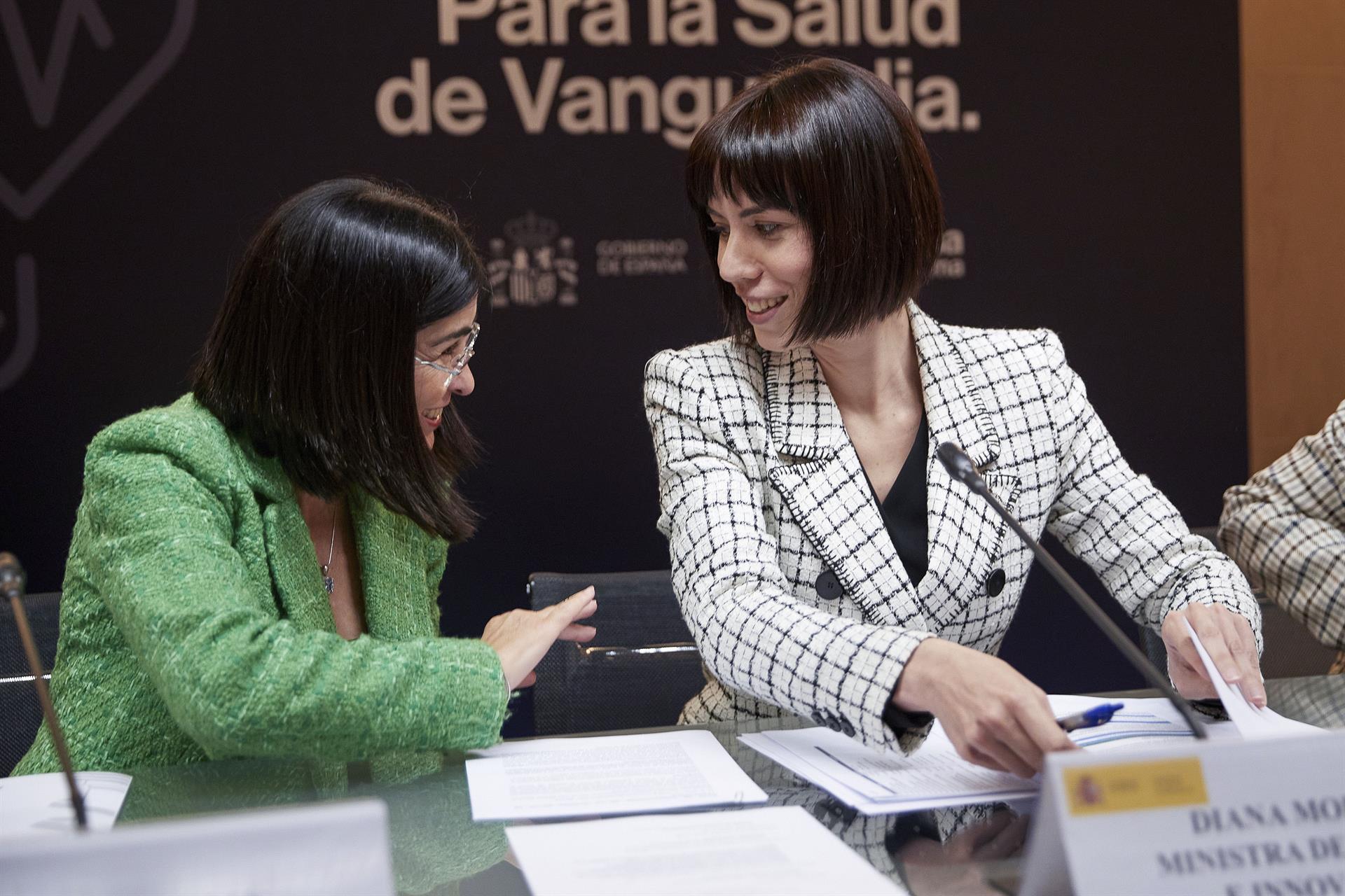 La ministra de Ciencia e Innovación, Diana Morant (d), y la ministra de Sanidad, Carolina Darias, presiden este miércoles la primera reunión de la Alianza Salud de Vanguardia, que contará con representantes de administraciones públicas, sociedades científicas, asociaciones empresariales y de pacientes implicados en el PERTE para la Salud de Vanguardia. EFE/ Miguel Oses
