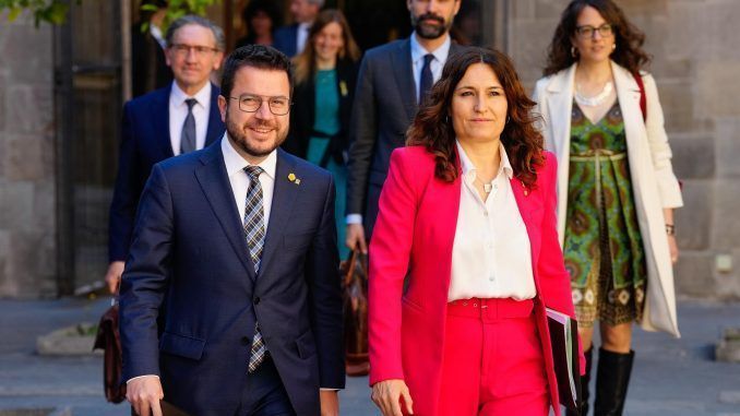 El presidente de la Generalitat, Pere Aragonès, y la consellera de presidencia, Laura Vilagrà, a su llegada a la reunión semanal del gobierno catalán que se ha celebrado este martes en plena polémica por el espionaje telefónico a políticos y activistas catalanes. EFE/Enric Fontcuberta
