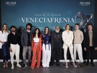 Carolina Bang (i), Nico Romero (2i), Berto Bang (3i), Goize Blanco (4i), Silvia Alonso (c), Alex de la Iglesia (4d), Ingrid García Jonsson (3d), Nicolás Illoro (2d) y Cosimo Fusco (d) asisten al estreno de la nueva película de terror de Alex de la Iglesia, "Veneciafrenia", este lunes en Madrid. La película inaugura "The Fear Collection", el nuevo sello cinematográfico creado por Sony Pictures y Pokeepsie en forma de alegato contra el turismo destructivo y la necesidad de proteger la belleza. EFE/Luca Piergiovanni