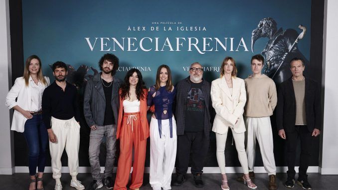 Carolina Bang (i), Nico Romero (2i), Berto Bang (3i), Goize Blanco (4i), Silvia Alonso (c), Alex de la Iglesia (4d), Ingrid García Jonsson (3d), Nicolás Illoro (2d) y Cosimo Fusco (d) asisten al estreno de la nueva película de terror de Alex de la Iglesia, "Veneciafrenia", este lunes en Madrid. La película inaugura "The Fear Collection", el nuevo sello cinematográfico creado por Sony Pictures y Pokeepsie en forma de alegato contra el turismo destructivo y la necesidad de proteger la belleza. EFE/Luca Piergiovanni
