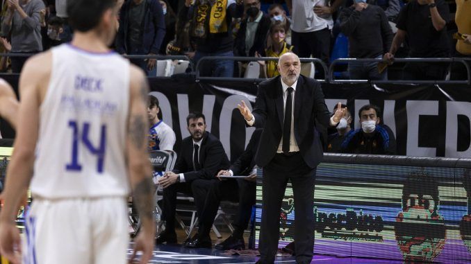 El entrenador del Real Madrid, Pablo Laso, durante el partido de la jornada 27 de liga Endesa que ambos equipos disputaron este domingo en el pabellón Santiago Martín, en La Laguna. EFE/Miguel Barreto
