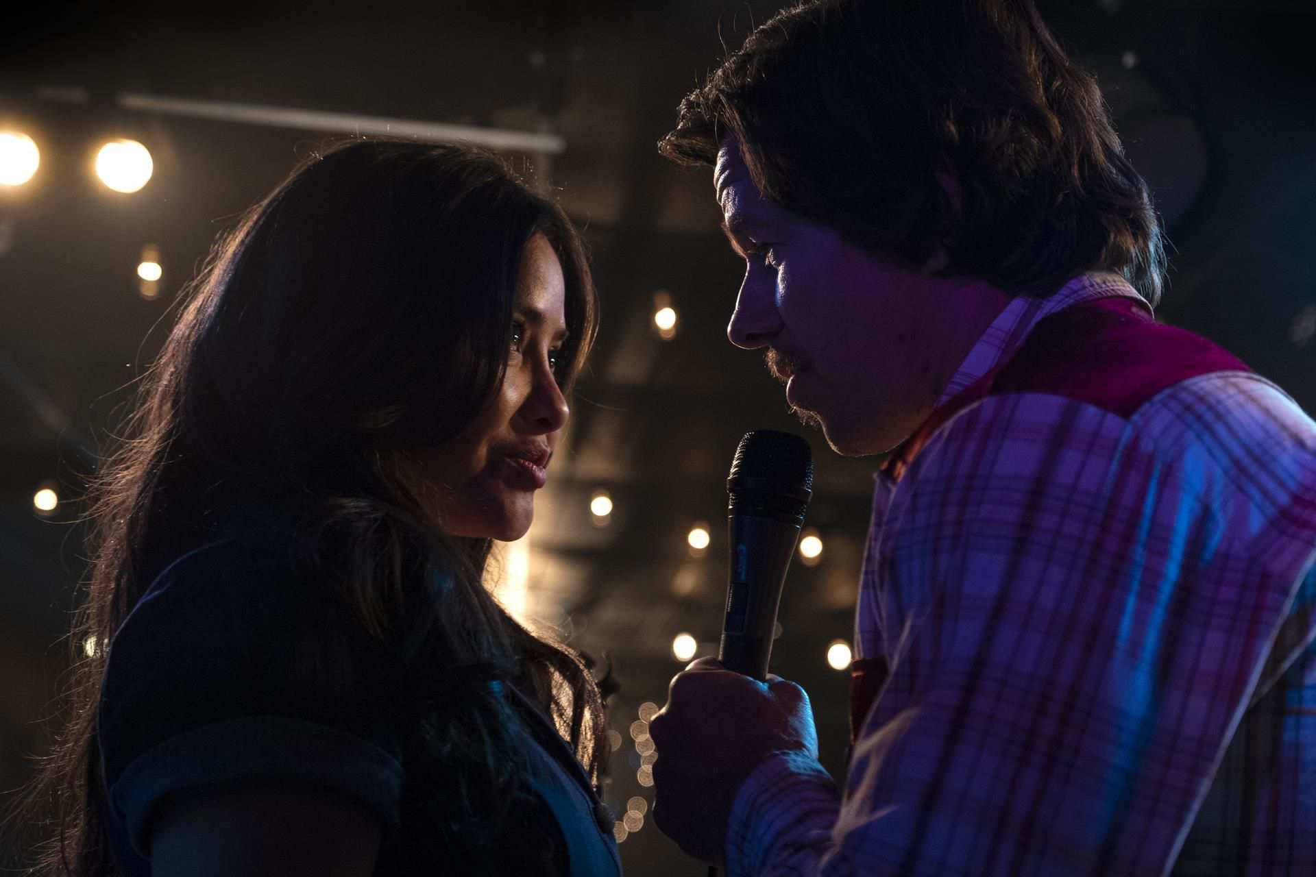 Fotograma cedido por Sony Pictures donde aparece Teresa Ruiz como Carmen y Mark Wahlberg como Stuart Long, durante una escena de la película "Father Stu" que se estrena la próxima semana. EFE/Karen Ballard Sony Pictures
