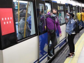 Pasajeros bajan de un tren en la estación de metro de Sol en Madrid. EFE/ Rodrigo Jimenez/Archivo