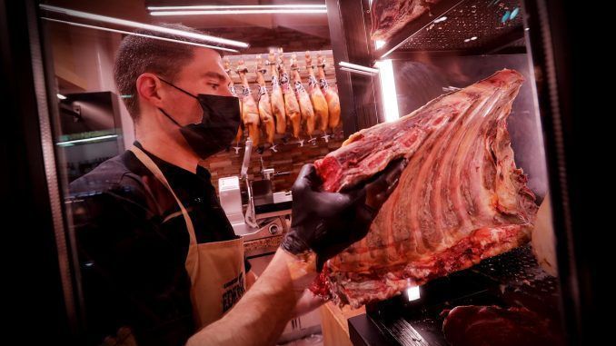 Aspecto que presenta uno de los puestos de venta de carne este viernes en el mercado del Ensanche de Pamplona, en una imagen de archivo. EFE/Villar López
