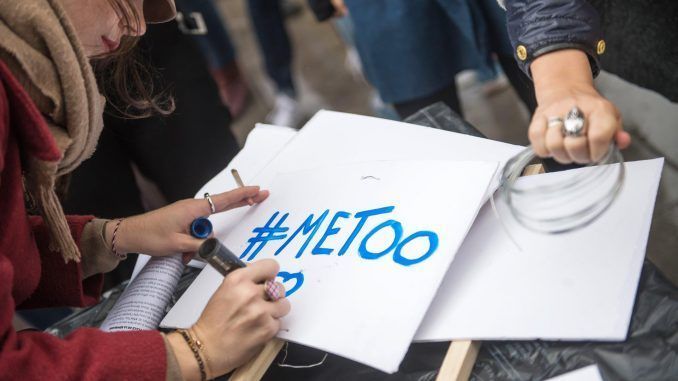 Foto de archivo de un cartel con el hashtag #MeToo. EFE/EPA/CHRISTOPHE PETIT TESSON
